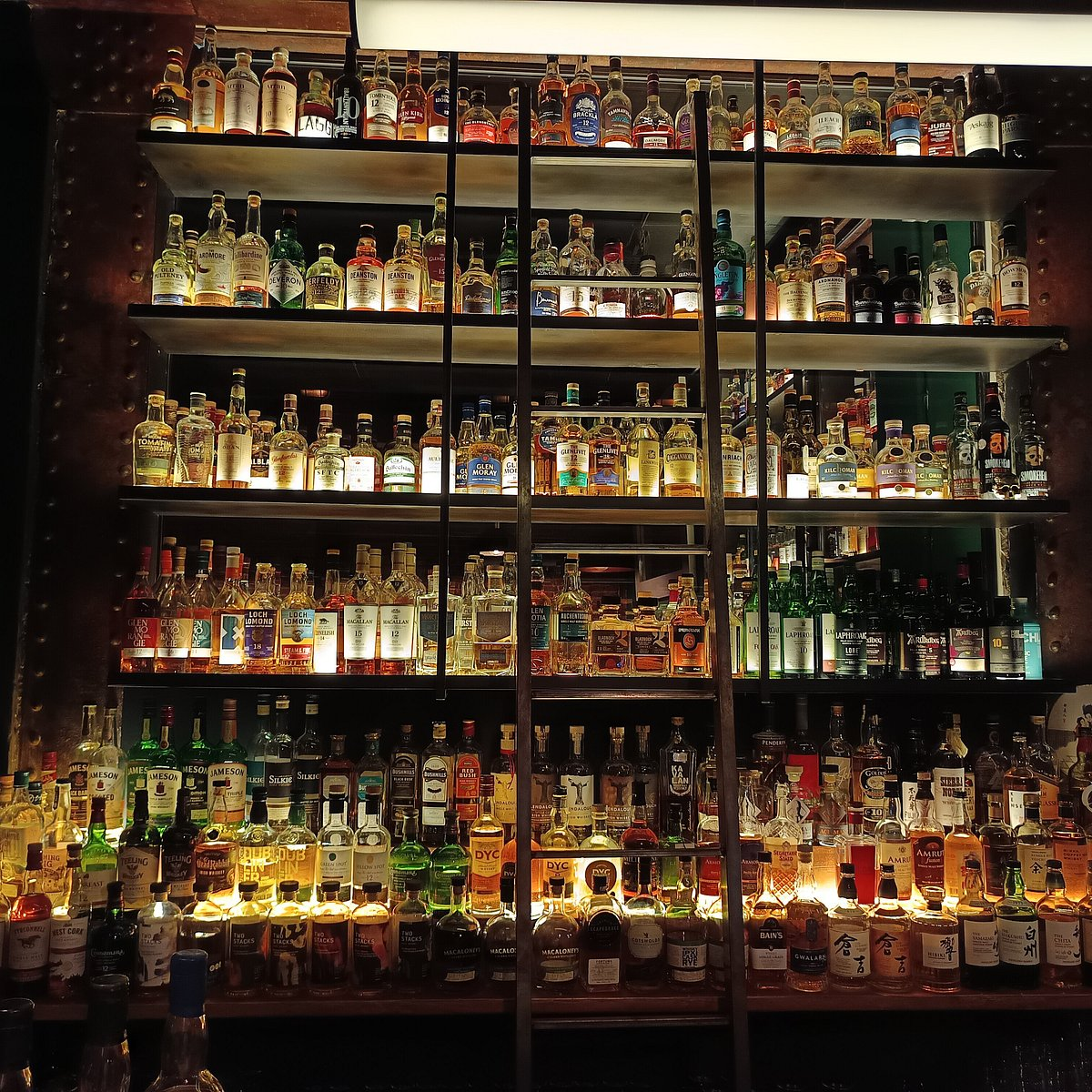Estantería de whiskies de Holy Drop