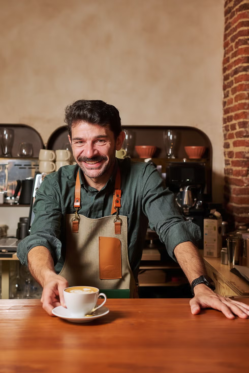 Barista de El Patio de La Tomata sirviendo un café