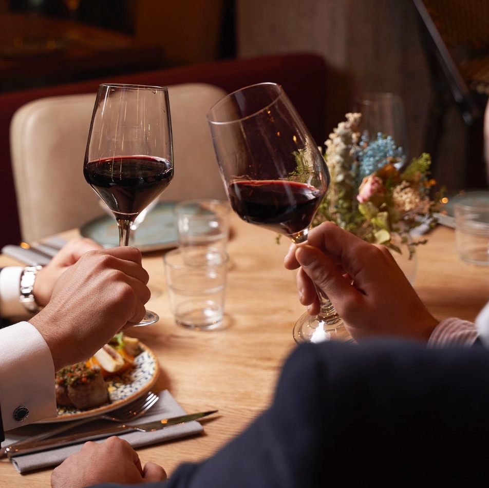 Copas brindando en el maridaje de vinos y bocados de Anica