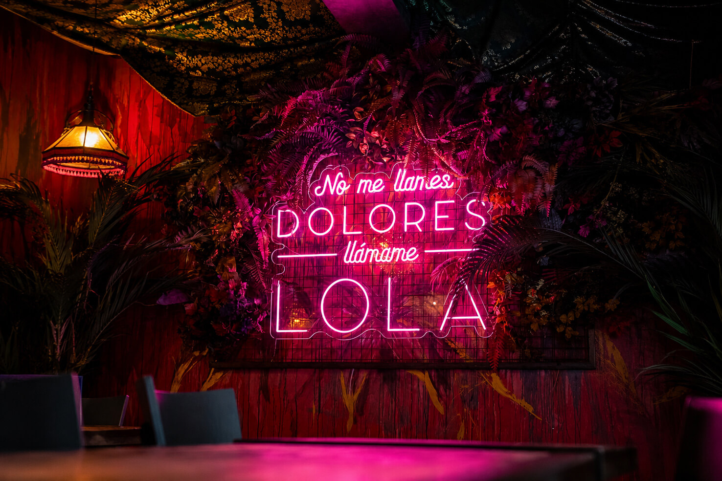 Neón “No me llames Dolores, llámame Lola” en Sede Lola 09